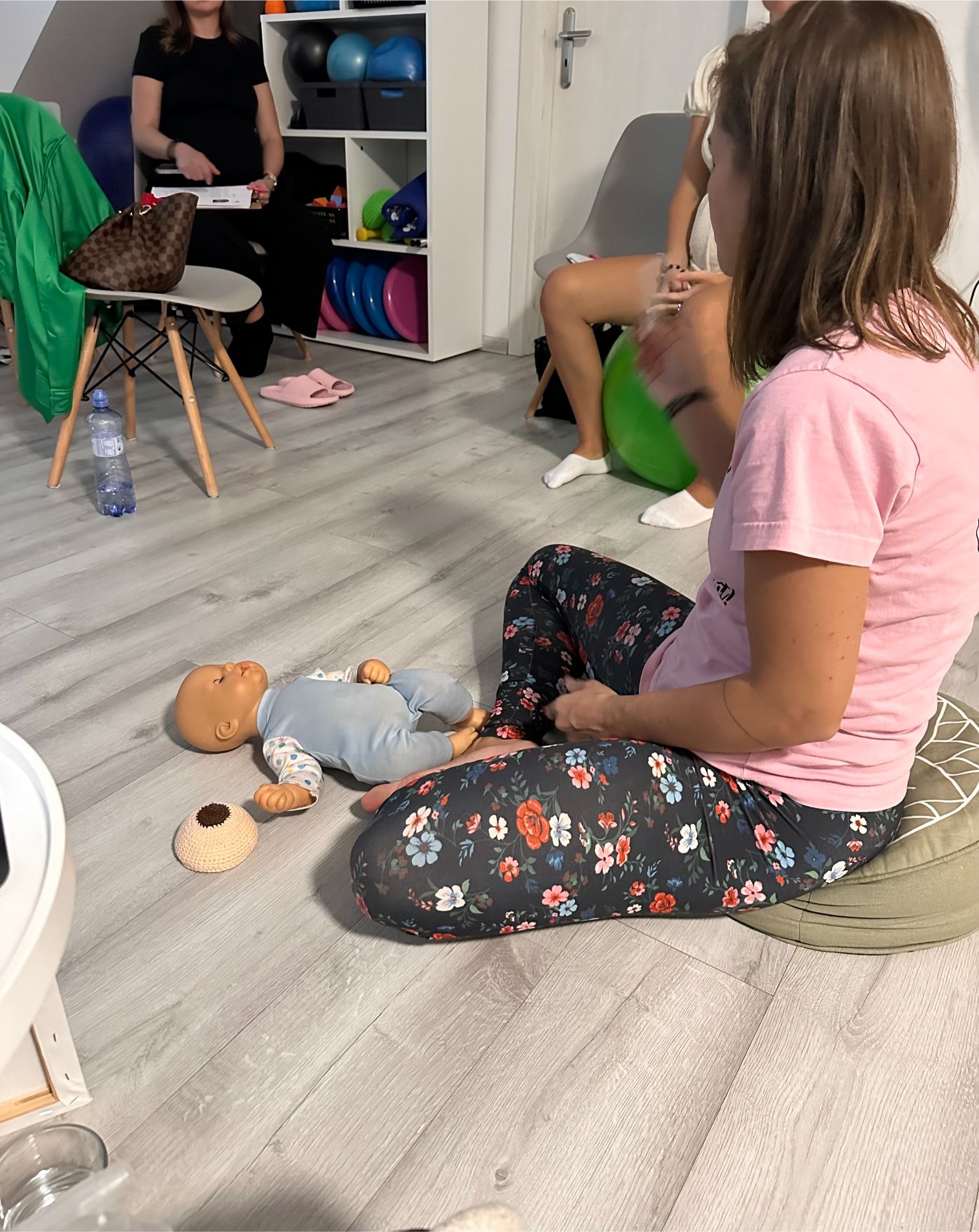Praktické cvičenia s bábikami počas kurzu